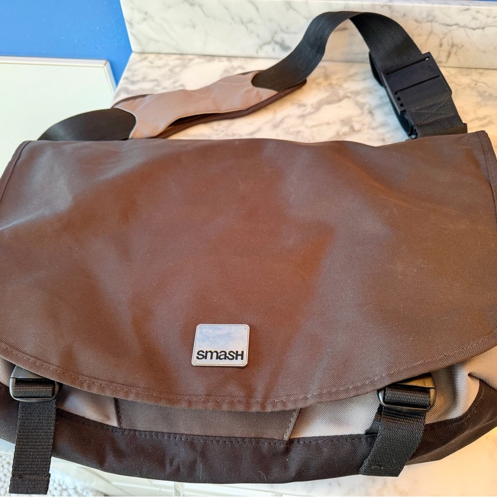 SMASH - TABLET / LAPTOP MESSENGER BAG Brand  - NEW -Grey/Blk MSRP $50